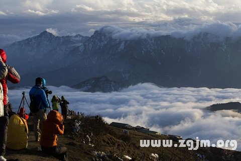 梦见在山顶上俯瞰云海