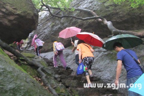 梦见雨中登山