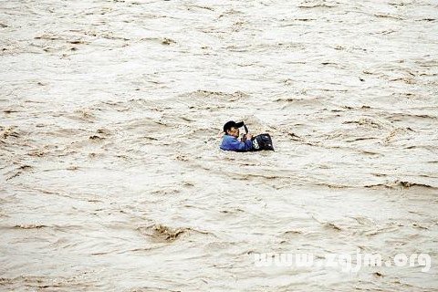 梦见被洪水冲走