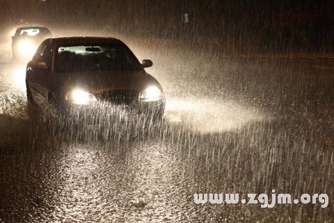 梦见暴雨