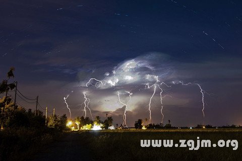 梦见雷电